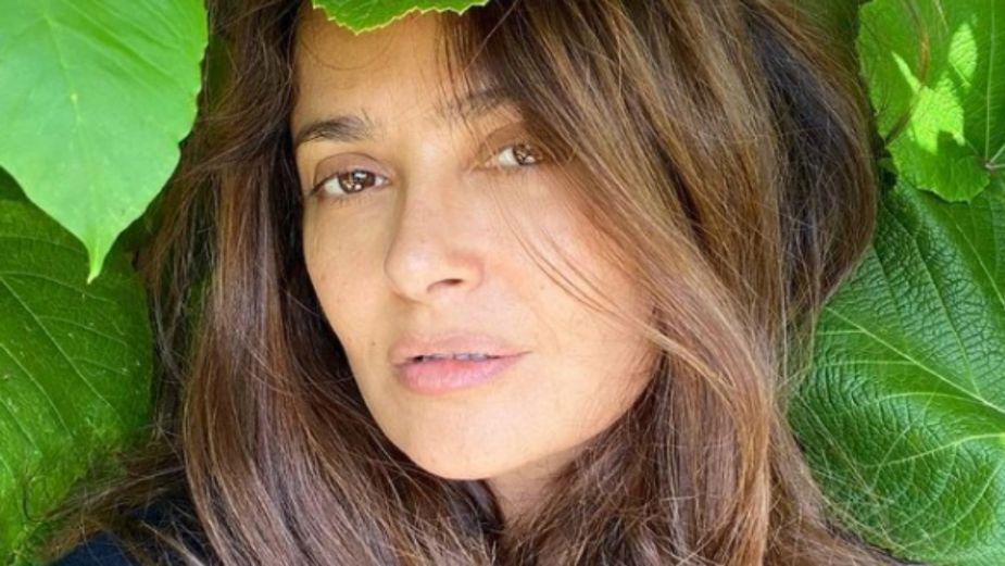 Salma Hayek presume impactante look junto a su arbolito de Navidad