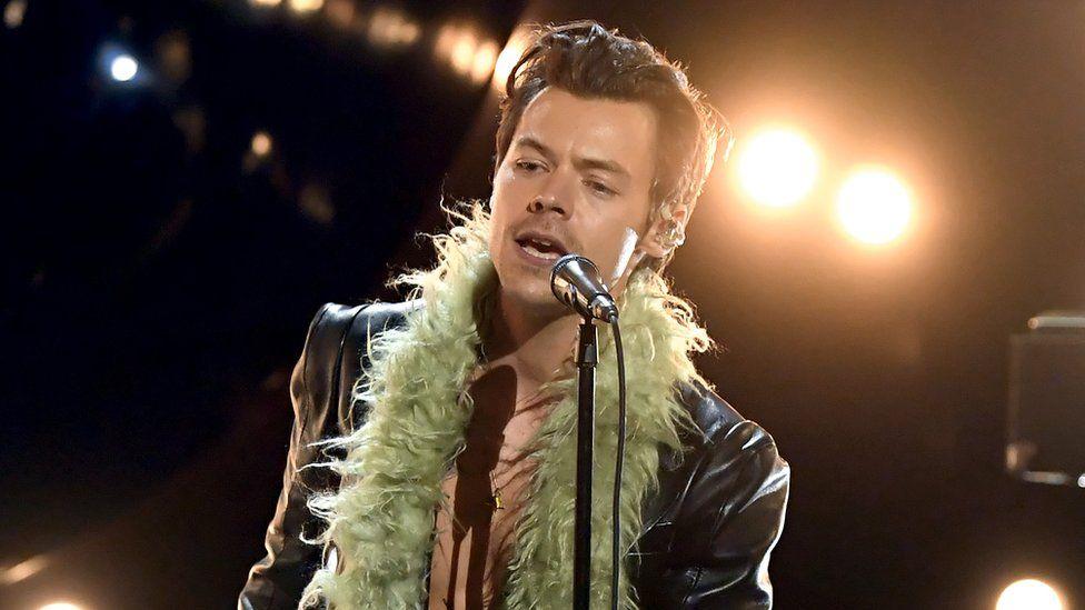 Harry Styles ayuda a un fan a declararse abiertamente gay: “Eres un hombre libre”