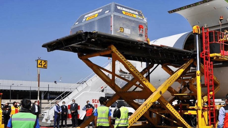 Llegan a México 667, 875 vacunas de Pfizer