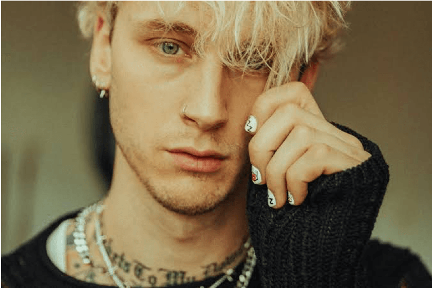 ¡Adiós a los estereotipos! Machine Gun Kelly lanza línea de cosméticos