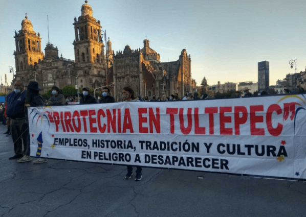 Lanzan cohetes, toritos frente a Palacio Nacional para manifestarse