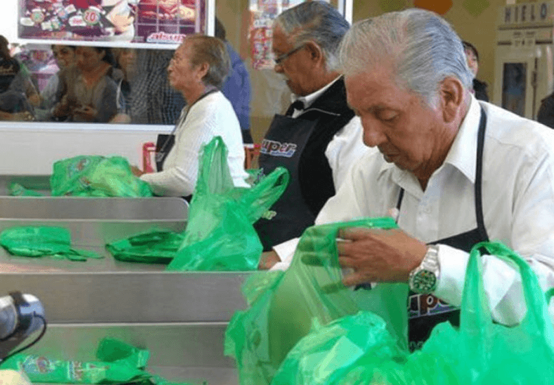 INAPAM: Adultos Mayores vacunados podrán regresar como empacadores voluntarios