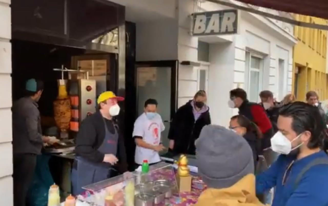 VIDEO: Taqueria de tacos al pastor genera furor en Alemania