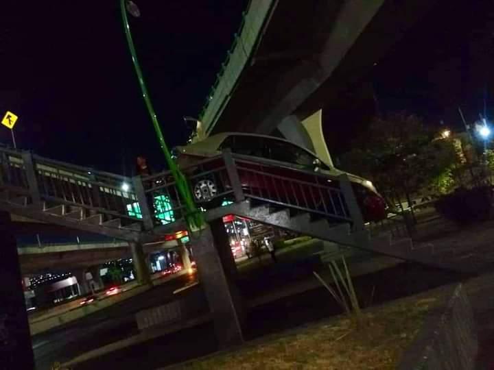 OMG: Taxi termina en escaleras de puente peatona.