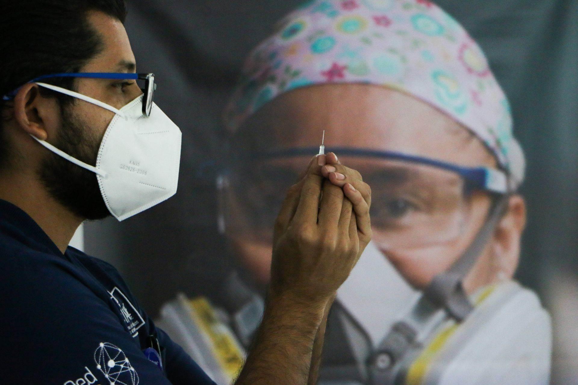 Adulto mayor muere a unos minutos de haber sido vacunado contra Covid 19.