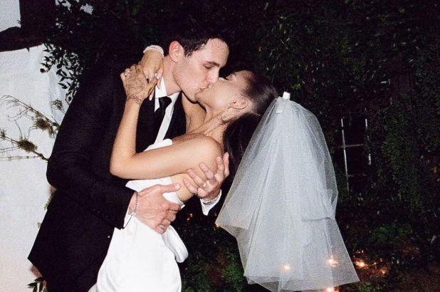 Ariana Grande está oficialmente divorciada de Evan Peters 