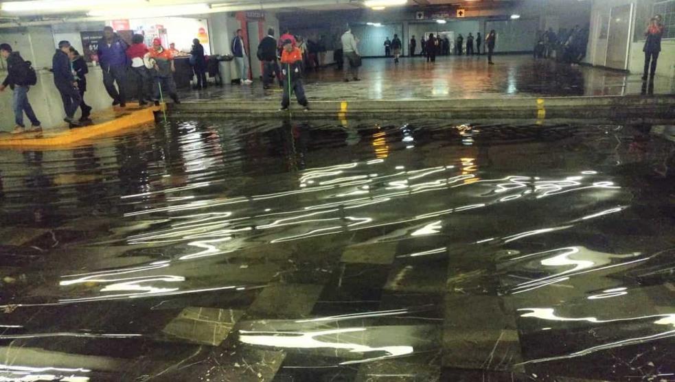 Metro &#8220;La raza&#8221; se inunda.