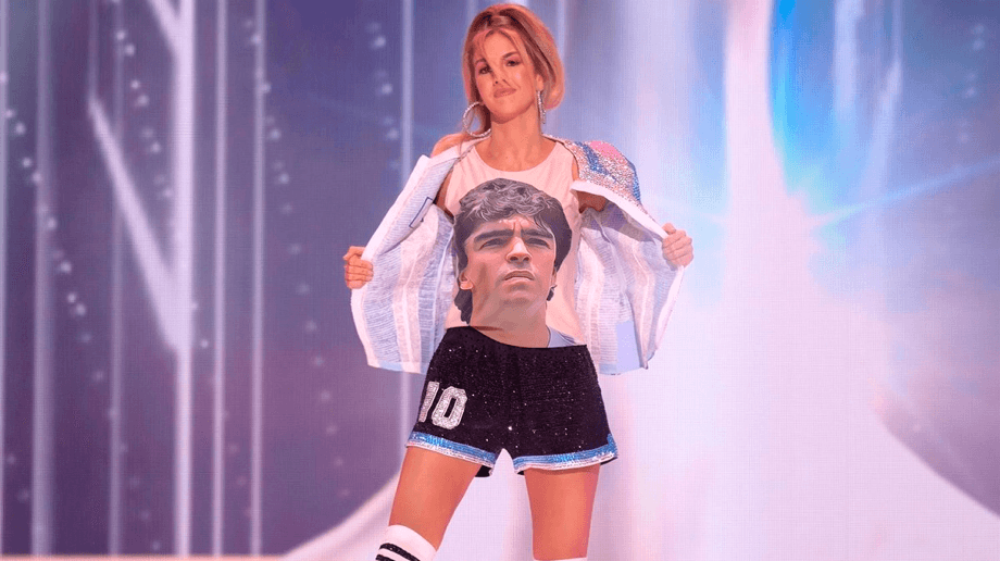 Miss Argentina rinde homenaje a Maradona en el desfile de trajes típicos del concurso Miss Universo