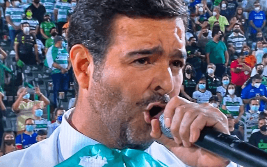 Pablo Montero cometió un grave error al entonar el Himno Nacional en el partido Santos vs Cruz Azul