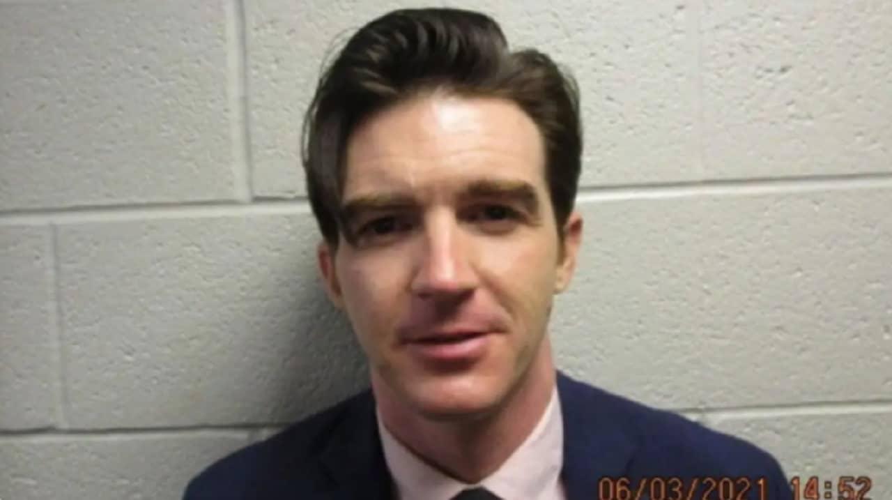 Drake Bell es arrestado por delitos contra menores de edad.