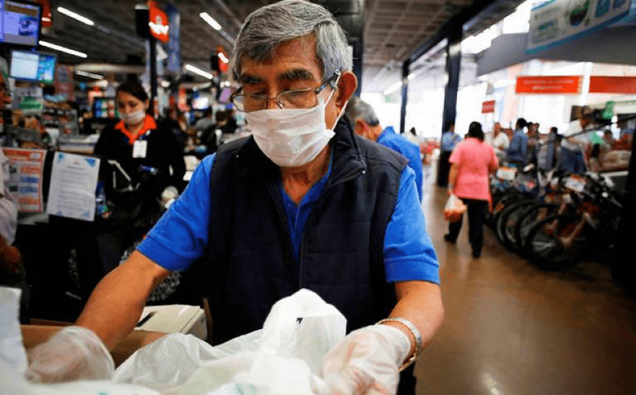 Empacadores de la tercera edad protestan en la CDMX para que se les permita seguir trabajando