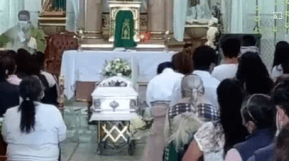 Entre música y flores, familiares despiden a la Doctora Beatriz