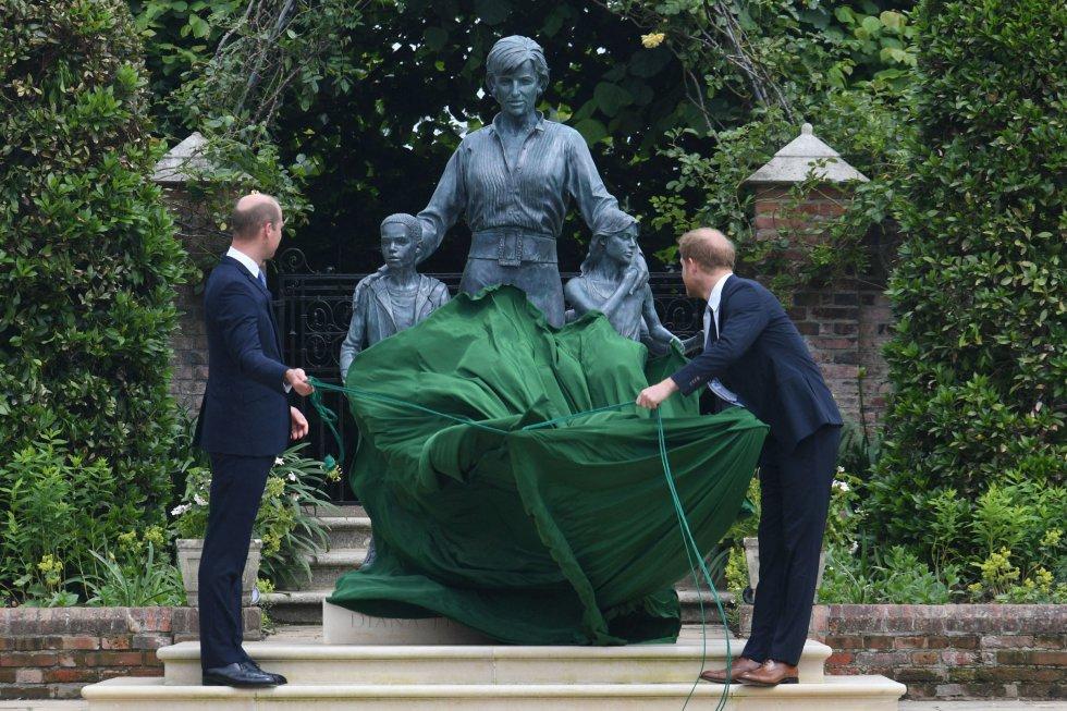 Los príncipes William y Harry develan la estatua de Lady Di