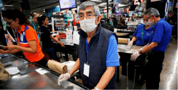 Adultos mayores festejan regresar a trabajar como empacadores a Walmart