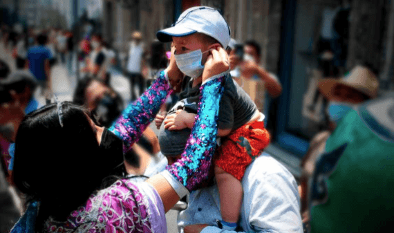 Autoridades sanitarias recomiendan uso de cubrebocas en menores de 5 años