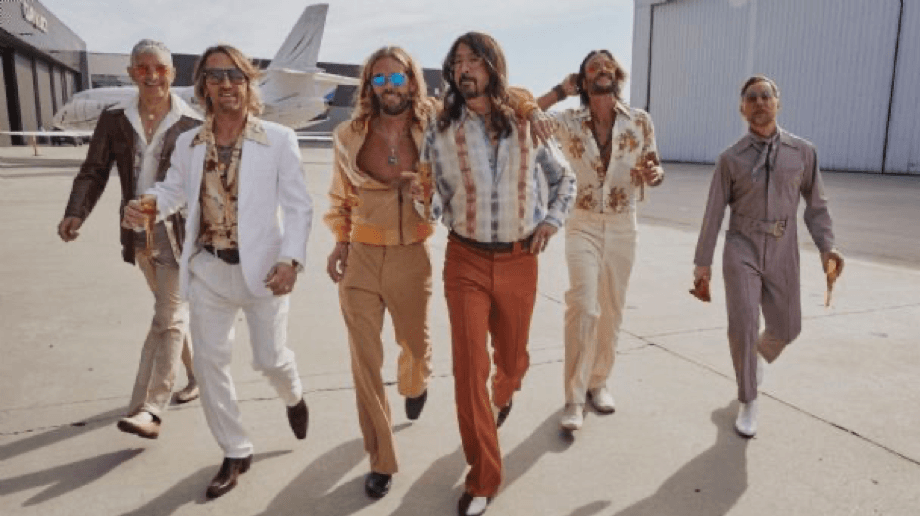 Foo Fighters muestran por primera vez a los Dee Gees con “You Should Be Dancing”