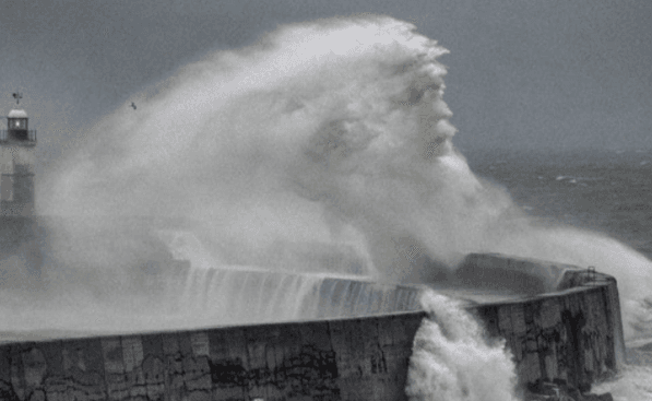 Captan rostro de Neptuno en las olas