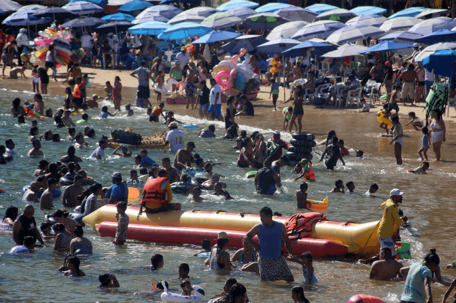 Turistas abarrotan las playas de Acapulco en plena Tercera ola por Covid-19