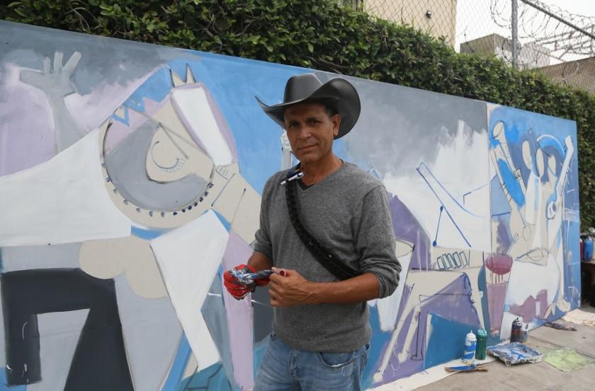 Fanáticos pintan mural en honor a Vicente Fernández