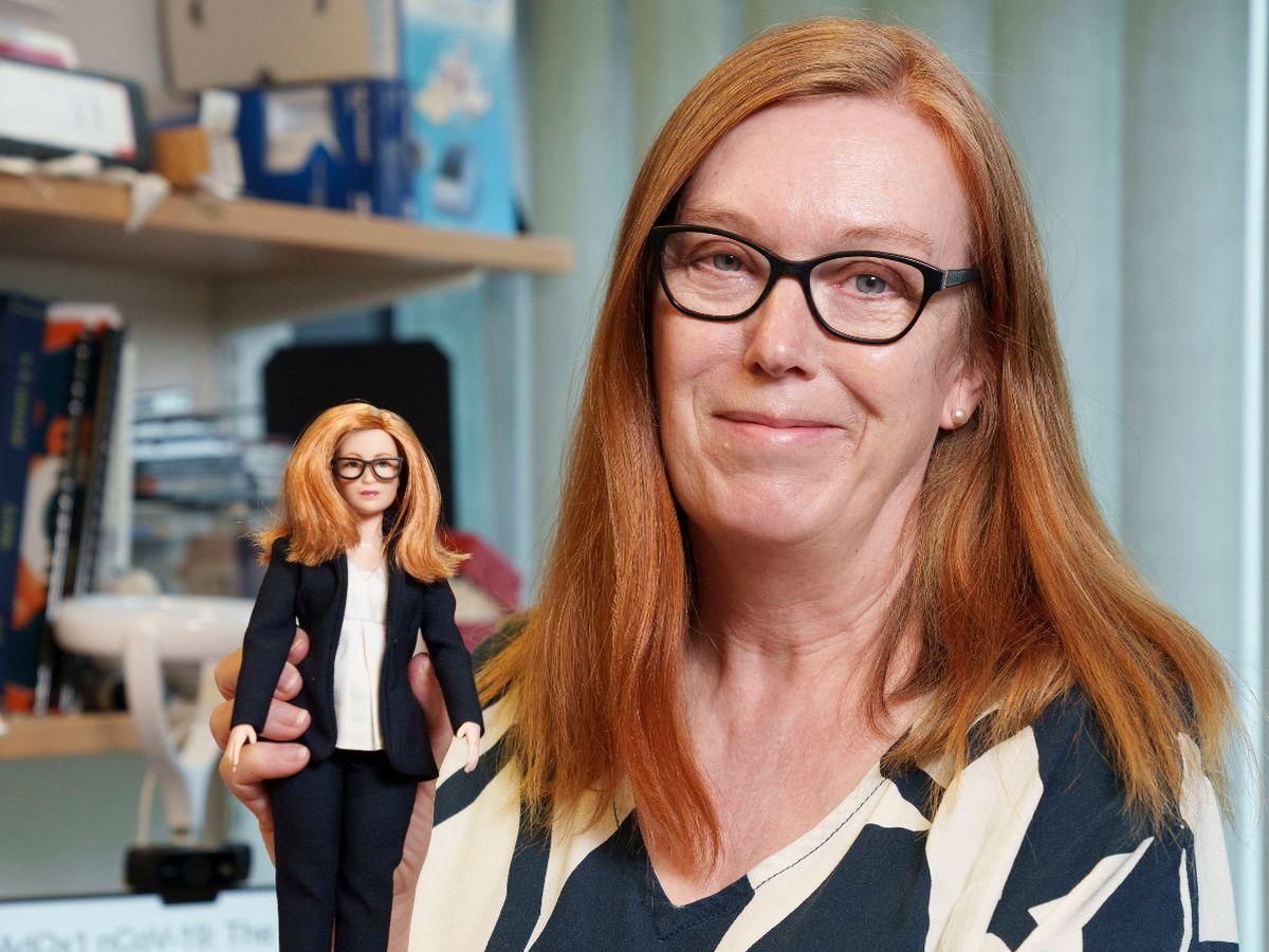 Barbie lanza muñeca inspirada en la creadora de la vacuna contra el Covid 19