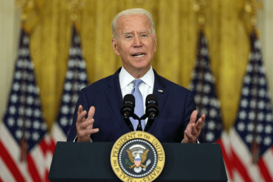 Joe Biden se cayó en evento público