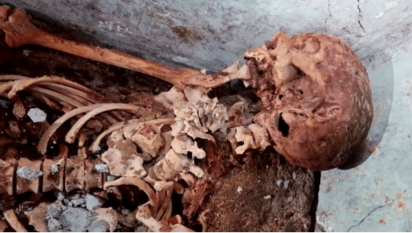 Hallan tumba con momia en Pompeya