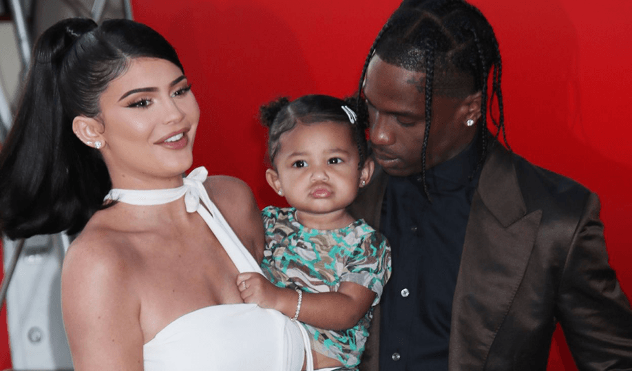 ¡Si Stormi lo quiere, lo tiene! Travis Scott le regaló un autobús escolar a su hija