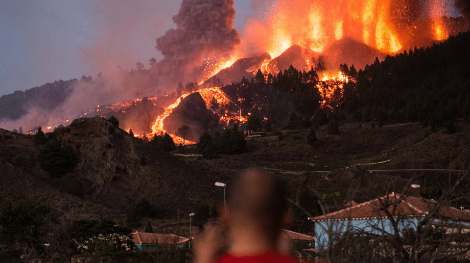 Volcán en la isla de La Palma entra en erupción: la lava consumió varias de las casas aledañas
