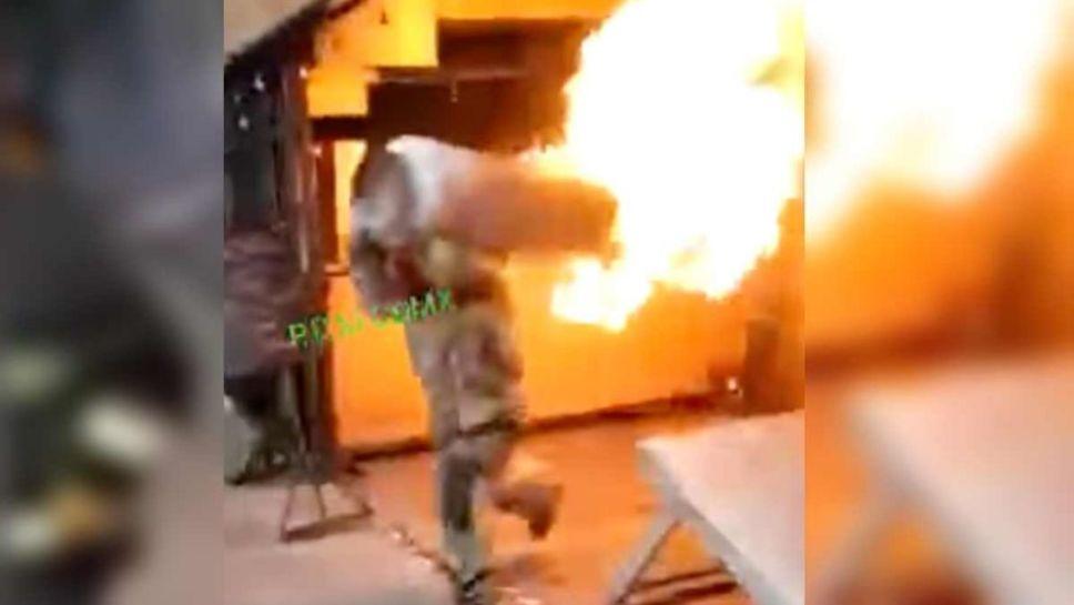 Video: bombero saca cargando en hombros tanque en llamas
