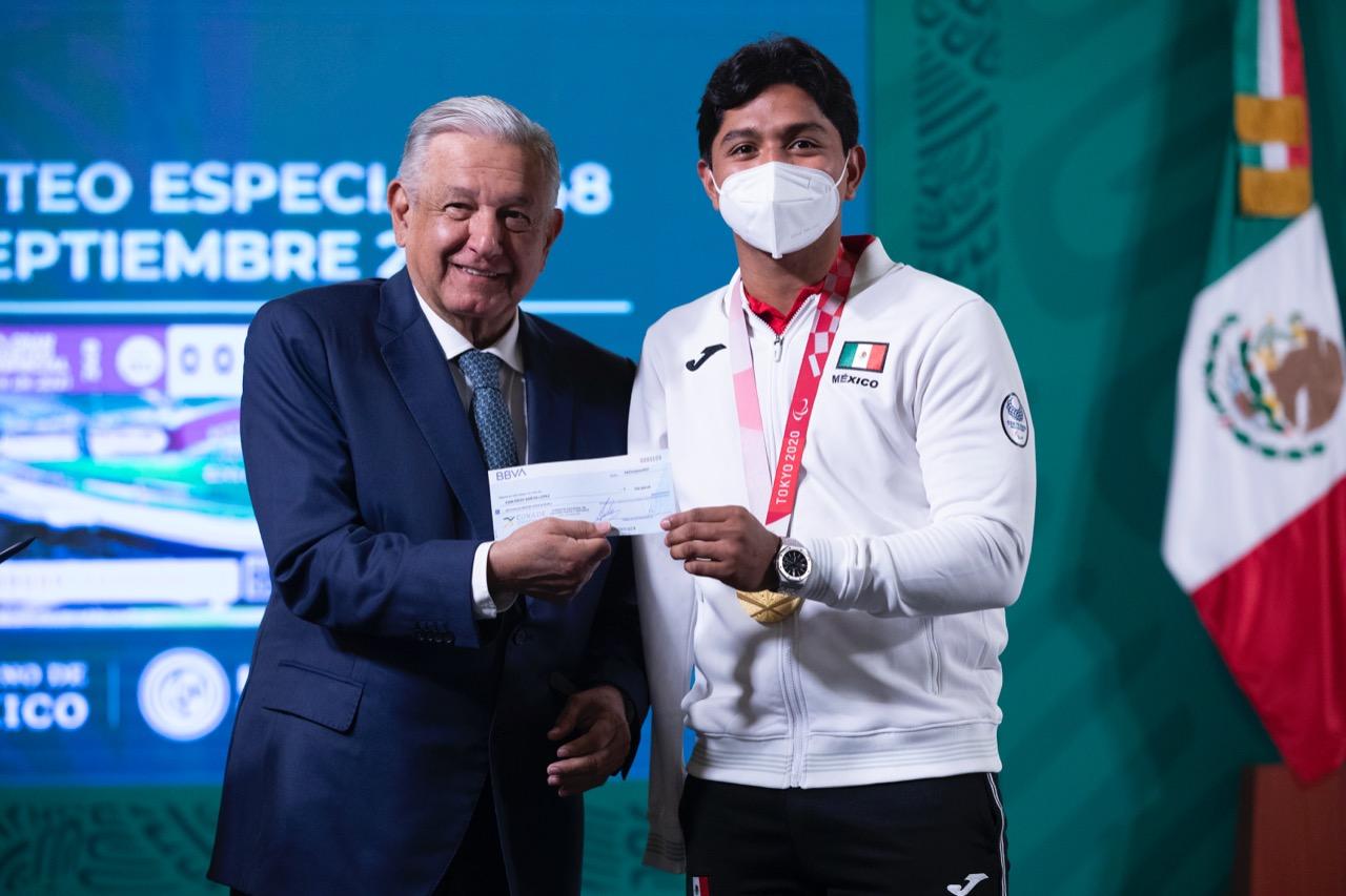 AMLO reconoció a los atletas que participaron en TOKIO 2020
