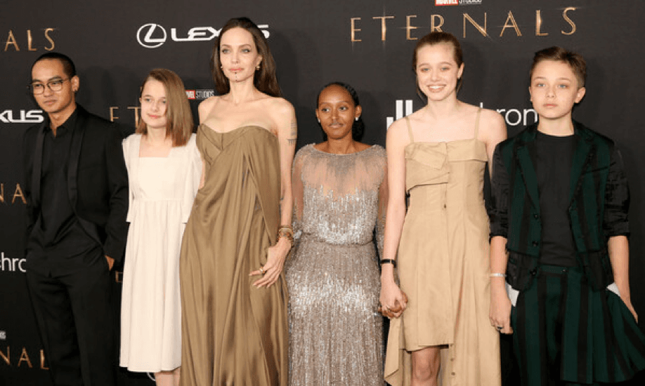 Angelina Jolie arrasa en la alfombra roja de Eternals acompañada de sus hijos