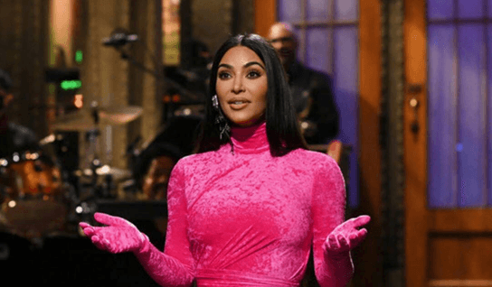 Kim Kardashian se burla del famoso Sex Tape y de su divorcio con Kanye West en SNL