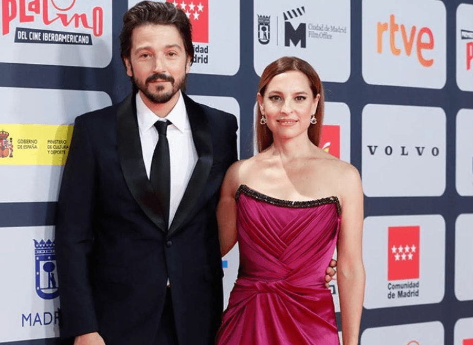 Diego Luna y Marina de Tavira hacen oficial su noviazgo en los Premio Platino