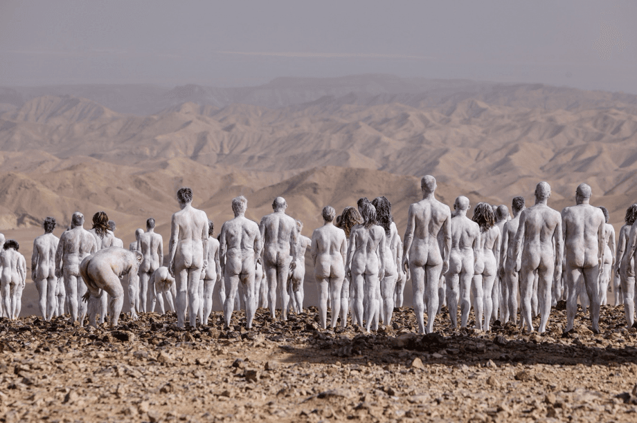 Spencer Tunick retrata a cientos de personas desnudas para salvar el Mar Muerto