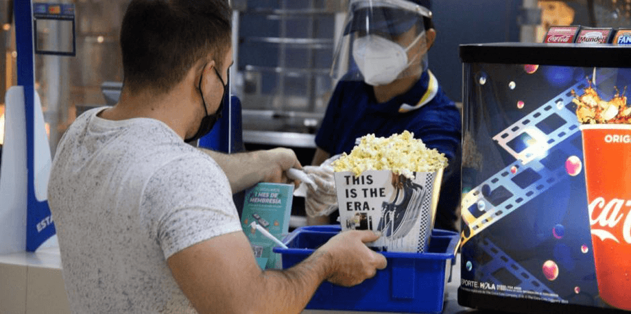 Cines rompen récord de asistencia con las películas de Venom y James Bond