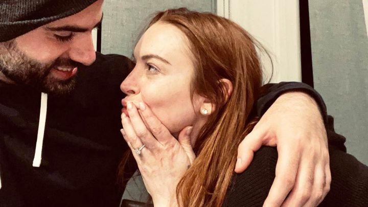 Lindsay Lohan anuncia su compromiso con fotos de su anillo