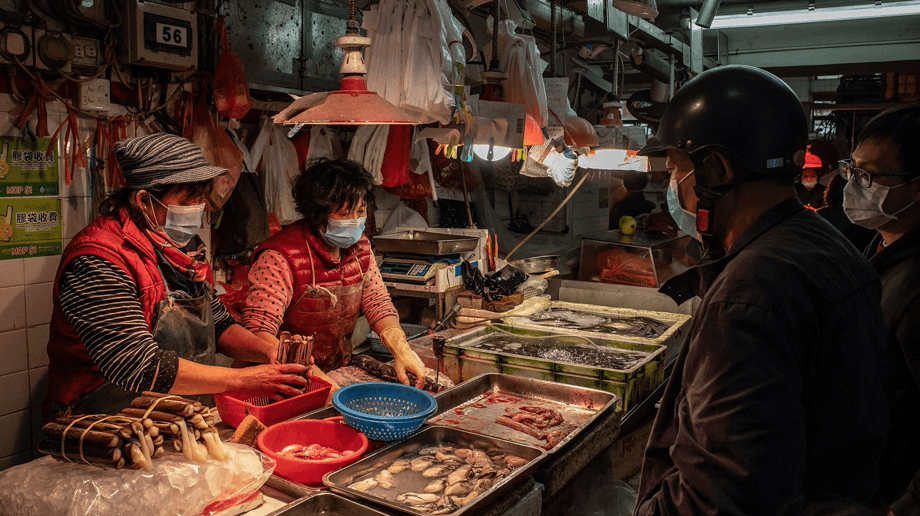 Paciente cero del Covid-19 sería una vendedora del mercado de Wuhan en China