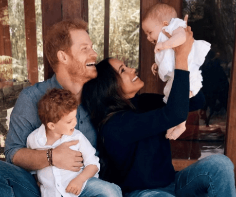 El Príncipe Harry y Meghan presentan a la pequeña Lilibet