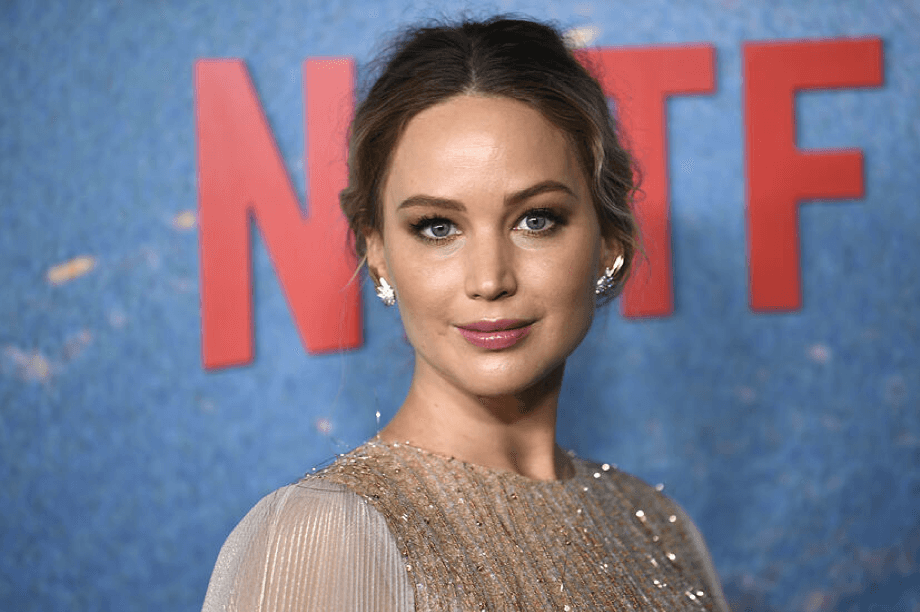 Jennifer Lawrence presume su hermosa pancita de embarazada en la alfombra roja