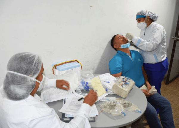 OMS confirma que Ómicron sí es más contagiosa, pero menos mortal