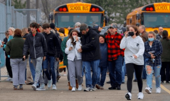 Van cuatro víctimas por tiroteo en preparatoria de Michigan
