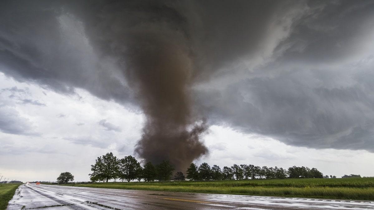20 tornados azotan a Estados Unidos, deja 78 personas muertas