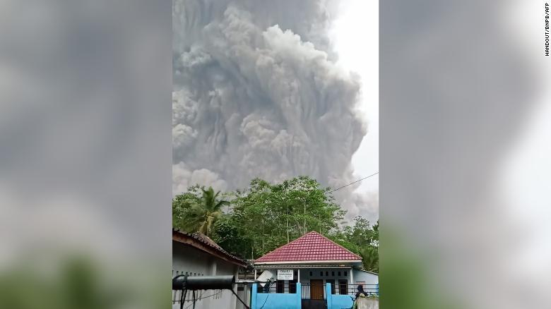 Erupción del volcán Semeru deja 14 fallecidos y 56 heridos