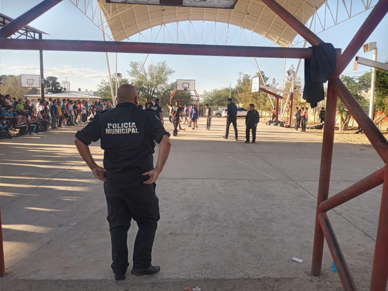Policías juegan fútbol con alumnos de la Federal N°8
