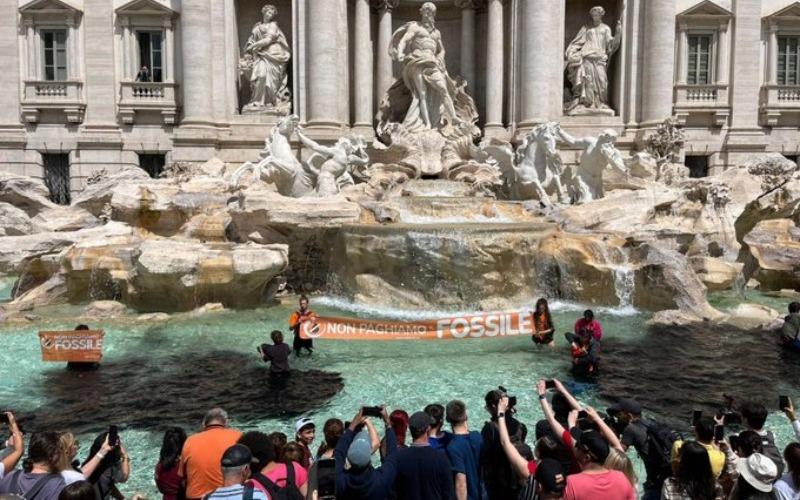 Activistas tiñen de negro la fontana de Trevi