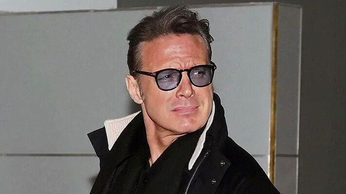 Luis Miguel sorprende a sus fans en el aeropuerto