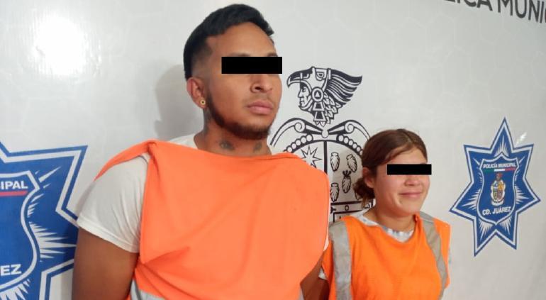 Rompen con tubo vidrio de troca y jovencita sonríe tras detención