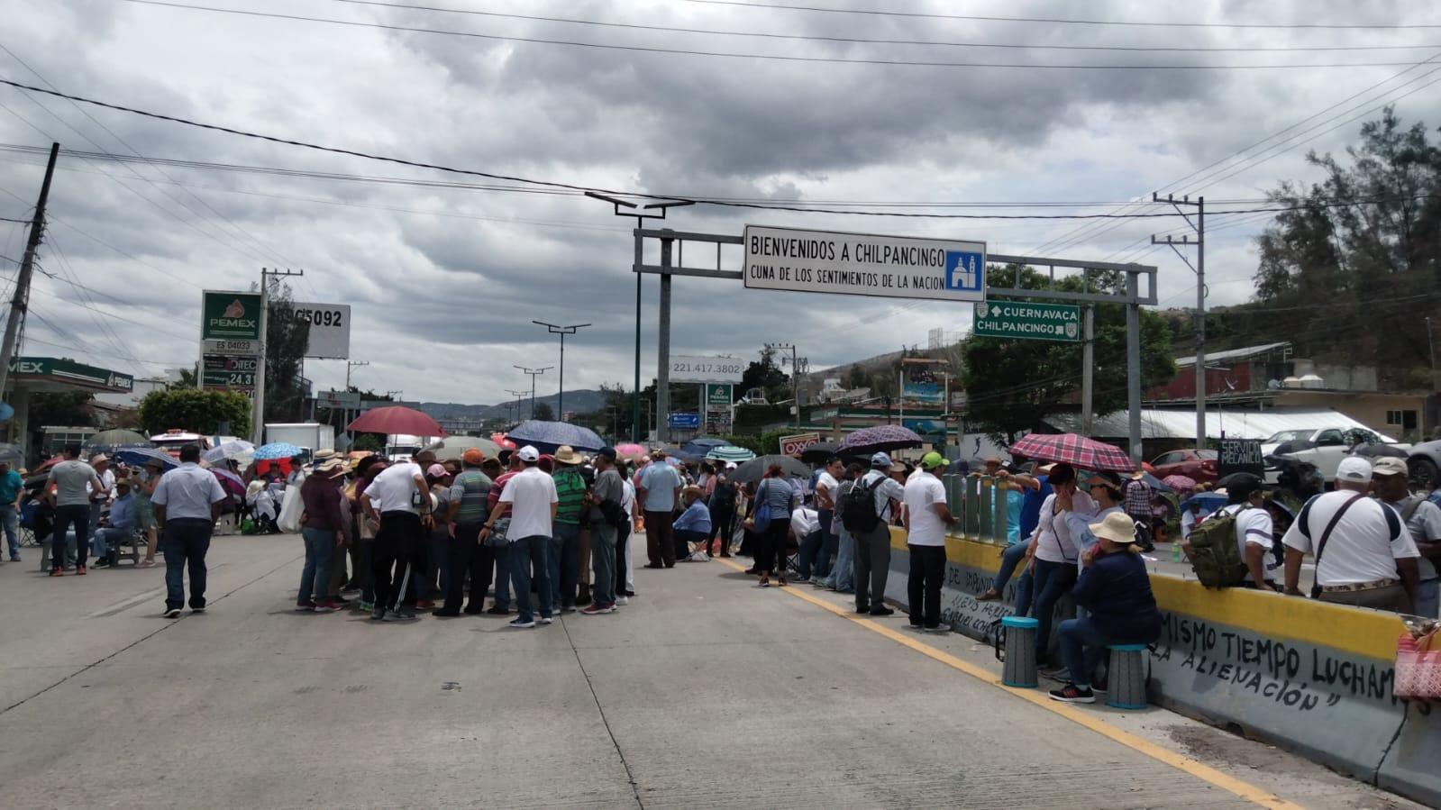 Bloquean jubilados y pensionados la Autopista del Sol
