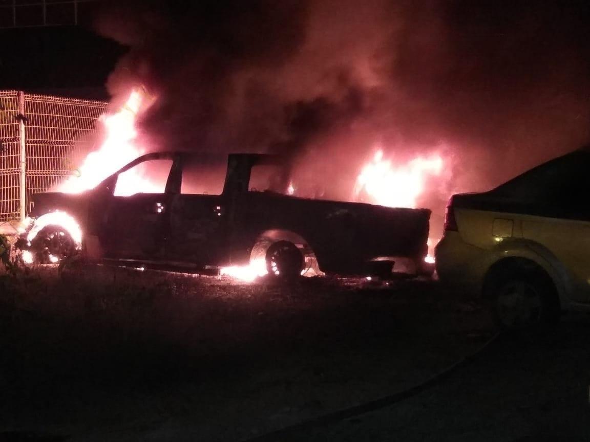 Incendio consume cuatro vehículos asegurados por la FGE en Quintana Roo