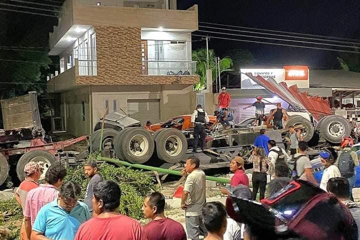 Tráiler pierde el control en Campeche